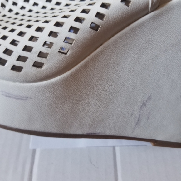 Chinese Laundry White Wedge Sandals - Picture 2 of 6